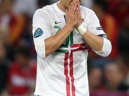 Cristiano se lamenta tras caer ante España.