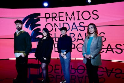 Los 'podcasters' Fizpireta y Uy Albert, María Jesús Espinosa de los Monteros e Isabel Salazar, durante la lectura de los nominados a los III Premios Ondas Globales del Podcast.