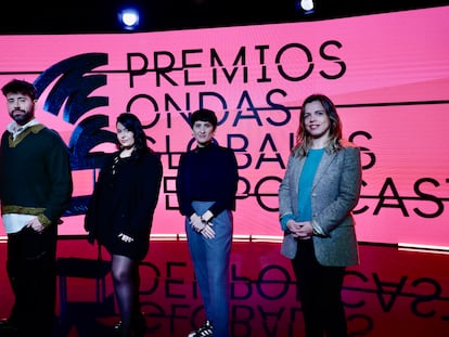 Los 'podcasters' Fizpireta y Uy Albert, María Jesús Espinosa de los Monteros e Isabel Salazar, durante la lectura de los nominados a los III Premios Ondas Globales del Podcast.