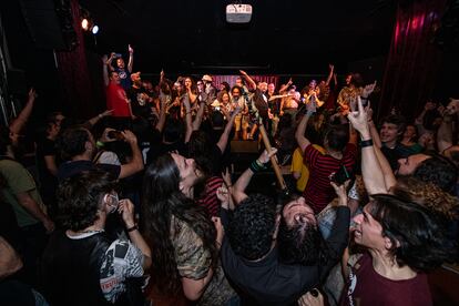 Mayo de 2022 en la sala Galileo Galilei de Madrid. Pasé privado para fans del documental '¿Quién cojones son Buenas Noches Rose?'. Al final, varios músicos suben al escenario y todo acaba como se ve en la imagen. 