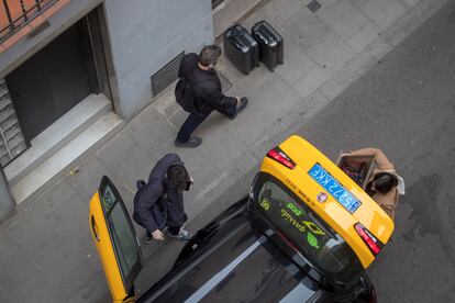 Un taxi en Barcelona al principio del estado de alarma.