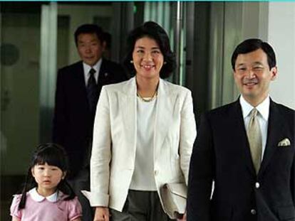 Los príncipes Naruhito y Masako y su hija Aiko, a su llegada a Holanda.