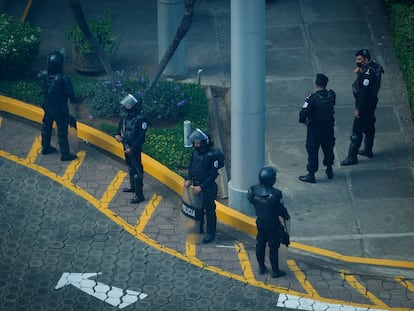 La Policía de Nicaragua antees de decomisar equipos en la redacción de la revista Confidencial, este jueves en Managua.