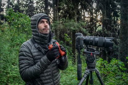 El fotógrafo Jaime Rojo, en el santuario de la mariposa monarca de El Rosario, en Michoacán (México).