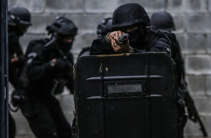 Miembros del GIT, el Grupo de Intervención Táctica, durante un entrenamiento en el Complejo Penitenciario de Bangú, en Río de Janeiro (Brasil).