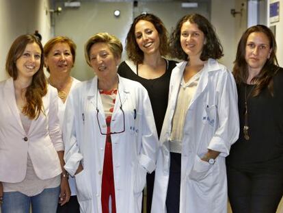 De izquierda a derecha, las pacientes Julia, Paqui, Amparo y Laura, con las doctoras Anna Lluch e Isabel Chirivella