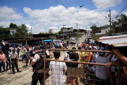 Familiares de los reclusos se renen frente a la prisin de Santo Domingo, despus de que las autoridades ecuatorianas informaron que lograron sofocar el motn y recapturaron a varios de los reclusos que se haban escapado.