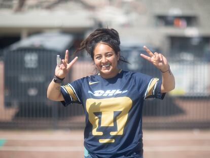 Una aficionada a Pumas, este domingo tras el primer partido del fútbol femenino en el estadio Olímpico Universitario, en Ciudad de México.