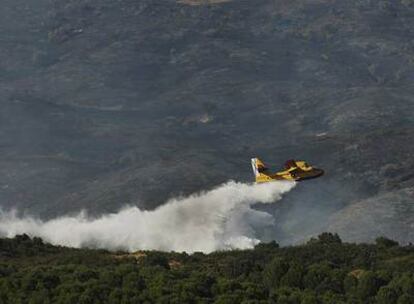 Un avión contraincendios trabaja en las tareas de extinción del pasado fin de semana en Cerro Muriano.