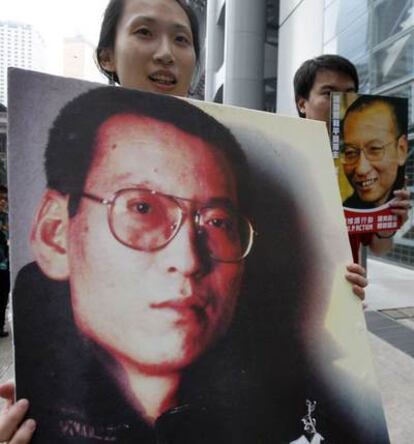 Manifestantes portan carteles con la imagen Xiaobo hoy en Hong Kong