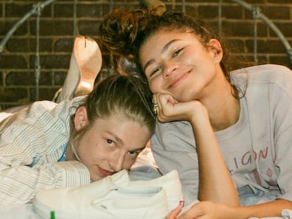 Hunter Schafer (Jules) y Zendaya (Rue), en una imagen promocional del episodio especial de 'Euphoria'.