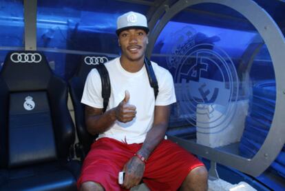 Derrick Rose, sentado en el banquillo del estadio Bernabéu durante su visita a Madrid este verano.