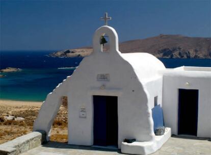 Vista de una ermita ortodoxas en la isla griega de Mykonos