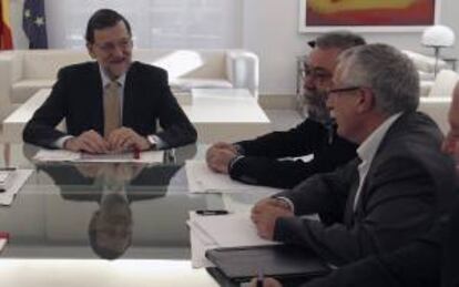 El presidente del Gobierno, Mariano Rajoy (i), conversa con los secretarios generales de UGT y CCOO, Cándido Méndez (2d) e Ignacio Fernández Toxo (d), respectivamente, durante la reunión con los agentes sociales celebrada en mayo pasado en el Palacio de la Moncloa. EFE/Archivo