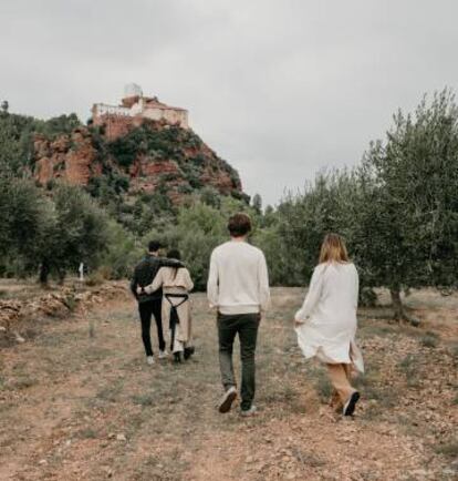 Sendero en dirección a la ermita de la Mare de Déu de la Roca (al fondo), en la provincia de Tarragona.