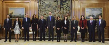 El rey King Felipe VI (C) posa para una foto de grupo durante la recepción que hoy ha ofrecido a la Federación Nacional de Asociaciones de Trabajadores Autónomos (ATA) en el Palacio de la Zarzuela, en Madrid.