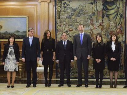 El rey King Felipe VI (C) posa para una foto de grupo durante la recepci&oacute;n que hoy ha ofrecido a la Federaci&oacute;n Nacional de Asociaciones de Trabajadores Aut&oacute;nomos (ATA) en el Palacio de la Zarzuela, en Madrid.