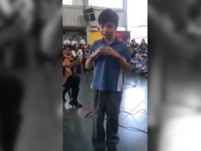 El gesto sorprendió durante una actuación colegial en Chile