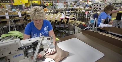 Una empleada de la compañía Globe Manufacturing