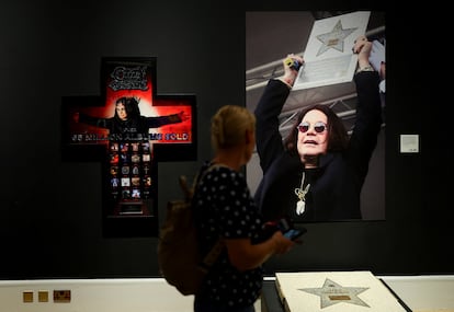 Una persona observa la exposición dedicada a Ozzy Osbourne en el Museo de Birmingham, tras el fallecimiento del músico, en Birmingham, Reino Unido, el 23 de julio de 2025.