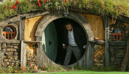 El director Peter Jackson saliendo de la casa de 'El hobbit'.