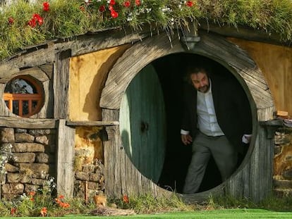 El director Peter Jackson saliendo de la casa de &#039;El hobbit&#039;.