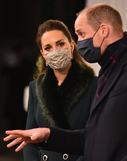 Por último, para su visita al Salvation Army de Berkshire, Middleton hizo un cambio de vestuario para ponerse un abrigo verde botella, de nuevo de la diseñadora británica Catherine Walker, aunque en esta ocasión con un cuello de piel.