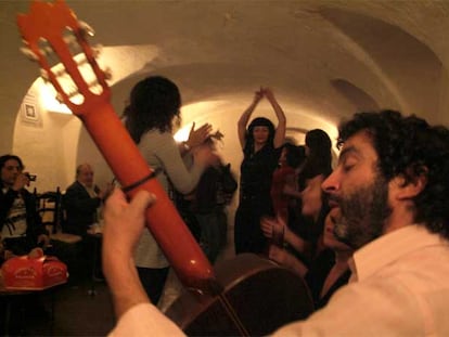 Una noche de juerga en la cueva del bar Candela, de Madrid.