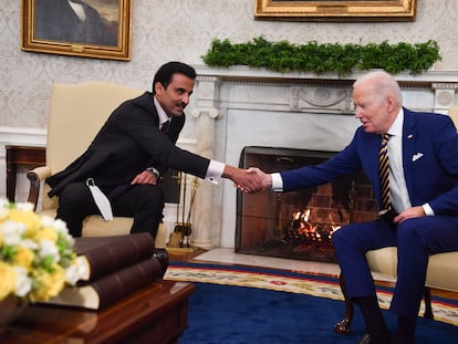 El presidente de EE UU, Joe Biden, y el emir de Qatar, Tamim Bin Hamad al Thani, en enero de 2022 en la Casa Blanca.