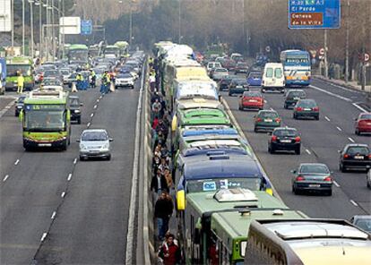 Los viajeros de los autobuses interurbanos tuvieron que caminar a pie desde el bus-VAO hasta el intercambiador de Moncloa.