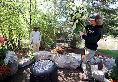 Trabajadores del Instituto Sundance montan un memorial en homenaje a Redford el martes, en las instalaciones del Instituto.