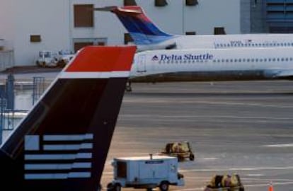 En la imagen, un avión de la compañía Delta Airlines (dcha) pasa junto a un avión de US Airways en la terminal del Aeropuerto Logan Internacional de Boston, Massachusetts. EFE/Archivo