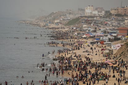 Palestinos, desplazados en Deir al Balah, hacen frente a la ola de calor el 25 de abril de 2024. 