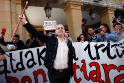 Juan Karlos Izagirre (Bildu) festeja en la calle en junio pasado su elección como alcalde de San Sebastián.