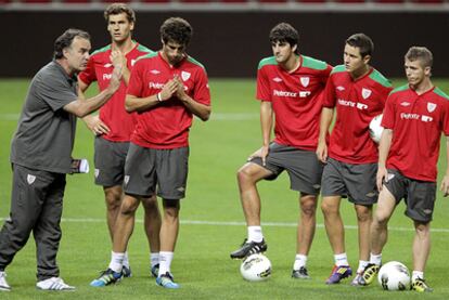 El entrenador del Athletic, Marcelo Bielsa, da instrucciones a los jugadores durante el entrenamiento del equipo realizado en Turquía.