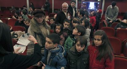 Asistentes a la ópera infantil en el Teatro Arriaga.