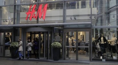 Fachada de una tienda de H&amp;M.