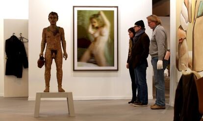 &#039;Bacchus, 2011&#039; de Stephan Balkenhol y, al fondo, &#039;La imagen de la mujer desnuda&#039;, de Thomas Ruff, en Arco. 