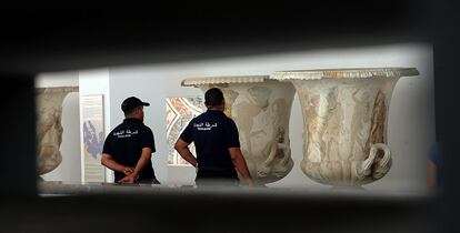 Dos policías, sin gente a la que vigilar, recorrían el museo disfrutando de cada obra como si fueran turistas.