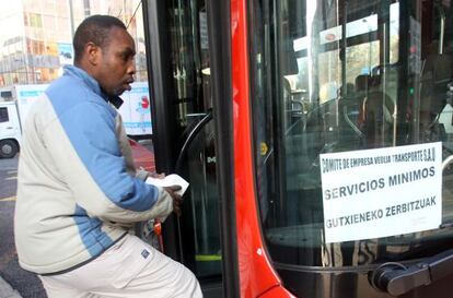 Un usuario sube a un autobús en Bilbao.