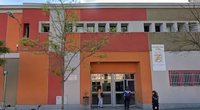 Fachada del albergue San Isidro para personas sin hogar.