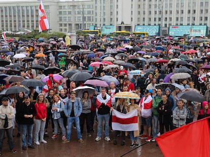 Participantes en una manifestación en apoyo de la oposición bielorrusa, este miércoles, en Minsk.