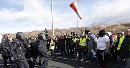 Los taxistas madrileños y la Policía Nacional han vivido momentos de tensión en las entradas del recinto donde se celebra la feria mundial de turismo Fitur.