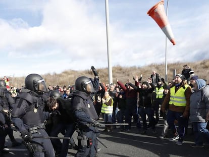 Los taxistas madrileños y la Policía Nacional han vivido momentos de tensión en las entradas del recinto donde se celebra la feria mundial de turismo Fitur.