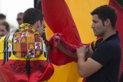 Un participante con una bandera franquista besa la bandera española.