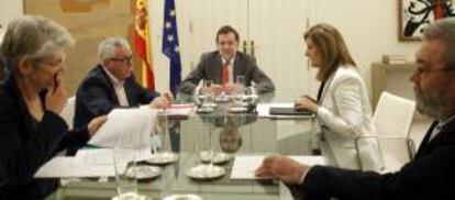 El presidente del Gobierno, Mariano Rajoy,c, acompañado por la Ministra de Empleo, Fátima Bañez (c-d), durante la reunión que celebró hoy en el Palacio de La Moncloa con la secretaria general de la Confederación Europea de Sindicatos (CES), Bernardette Ségol (i), y los secretarios generales de CCOO, UGT y USO, Ignacio Fernández Toxo, (c-iz.), y Cándido Méndez (d).