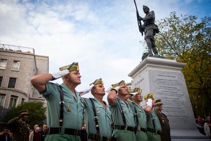 Varios militares saludan ante la nueva estatua. 
