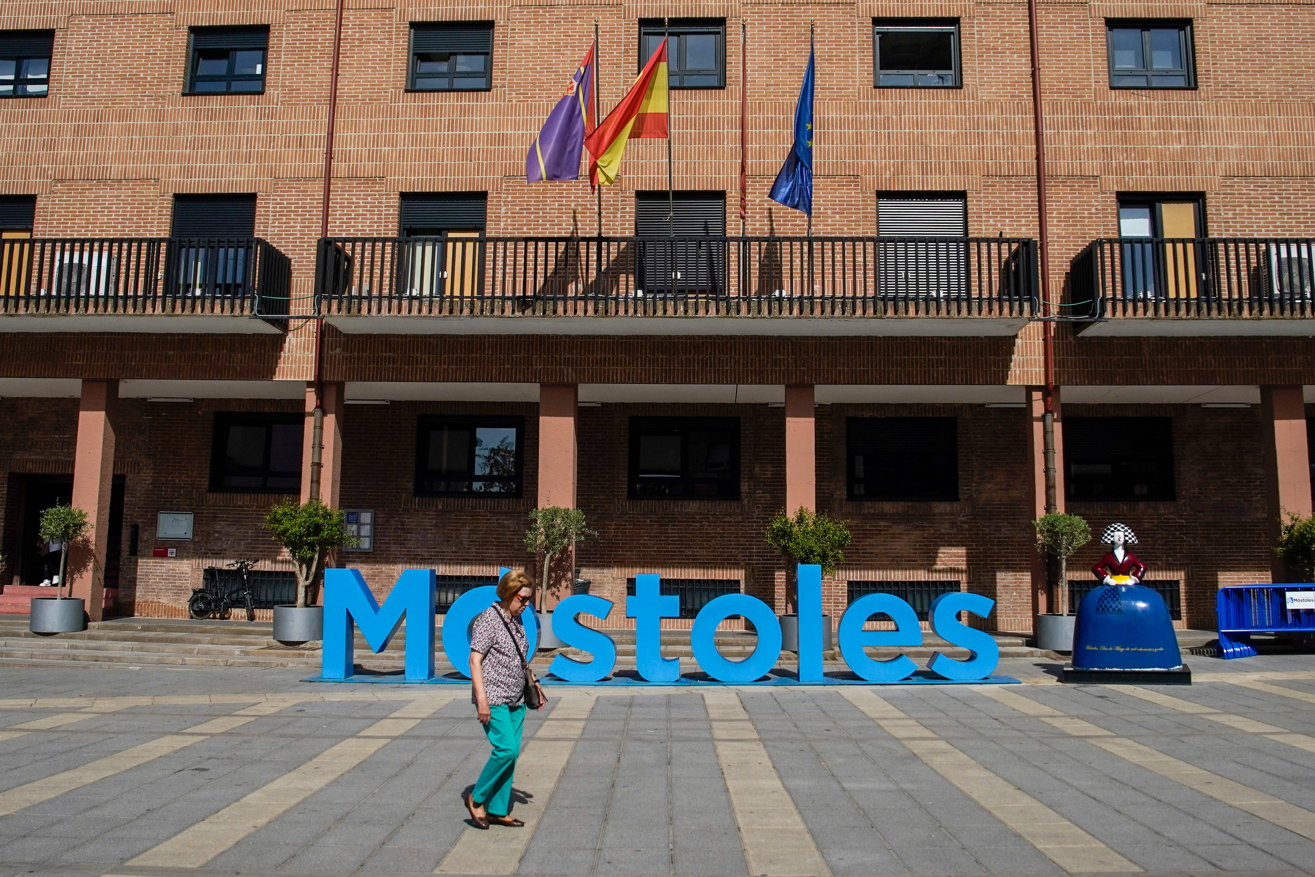 El Ayuntamiento de Móstoles presupuesta casi un millón de euros para cuatro años de catering con sushi y jamón con cortador