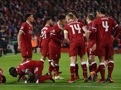 Salah celebra el primero del Liverpool besando el césped de Anfield.