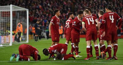 Salah celebra el primero del Liverpool besando el césped de Anfield.